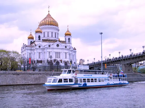 Moscovo Ônibus aquático perto da Catedral de Cristo Salvador maio 2011 — Fotografia de Stock