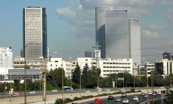 Tel Aviv Azrieli tornyok a La Guardia híd 2009 — Stock Fotó