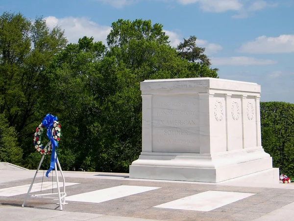 Arlington Cemetery graf van de onbekende soldaat & garland 2010 — Stockfoto