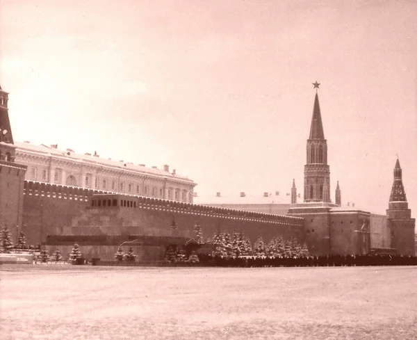 Очередь Москвы на Мавзолей Ленина 1965 — стоковое фото