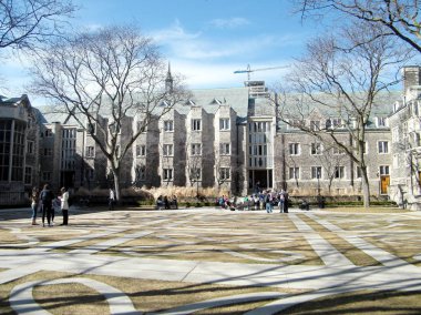 Toronto Üniversitesi Trinity College avlu 2010