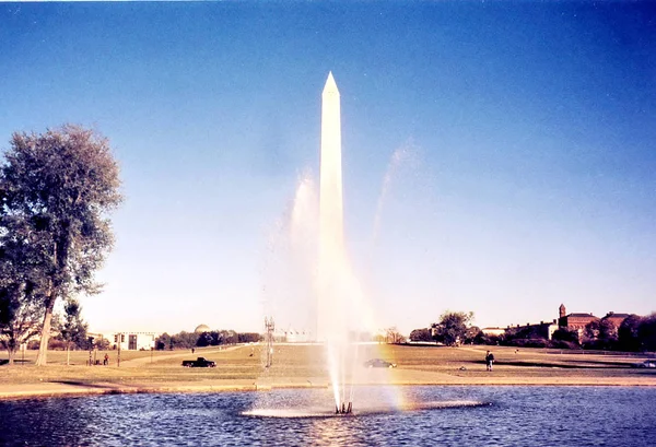 Washington fountain and Washington Monument 2000 — Stock Photo, Image