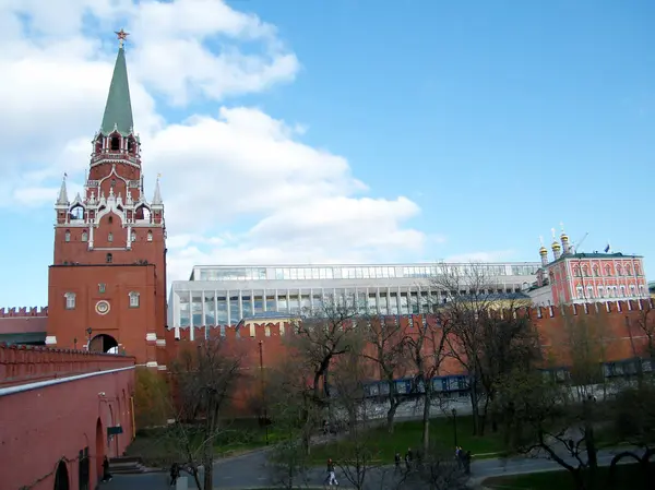 Moscú Kremlin Troitskaya Torre y Palacio de Congresos 2011 —  Fotos de Stock