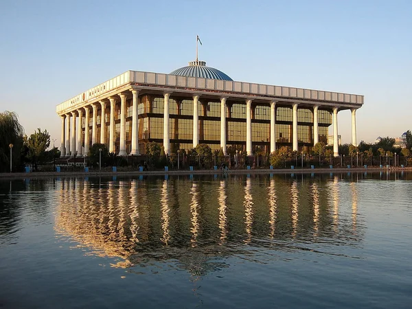 Здание Ташкентского Меджлиса 2007 Лицензионные Стоковые Изображения
