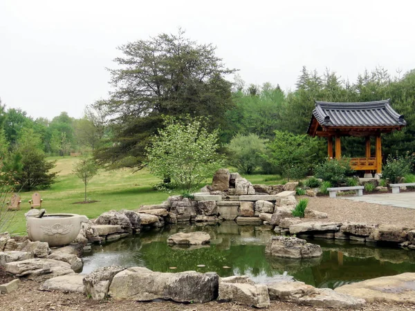 Vienna Korean Bell Garden pond and Harmony Hall 2016 — Stock Photo, Image