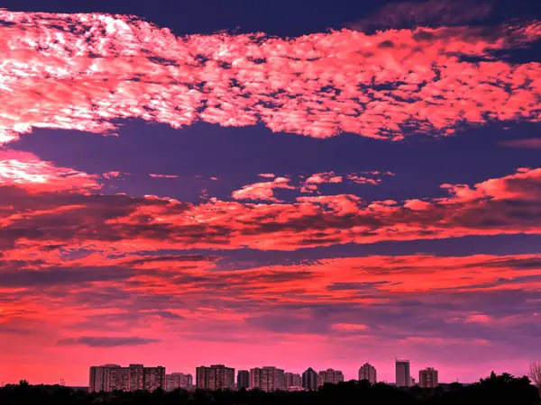 Thornhill kırmızı günbatımı 2016 bulutlara