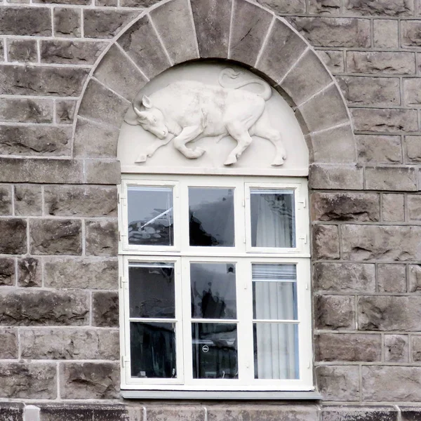 Iceland Parliament window with a bull 2017 — Stock Photo, Image