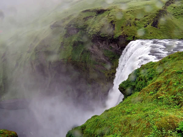 Исландский водопад Скогафосс — стоковое фото