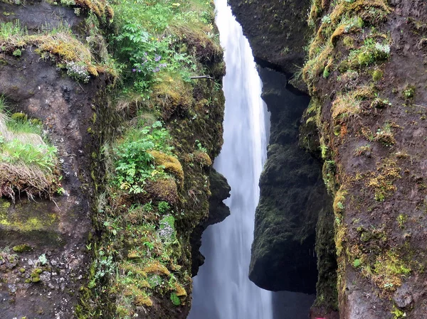 Chute d'eau en Islande dans le canyon de Fjadrargljufur 2017 — Photo