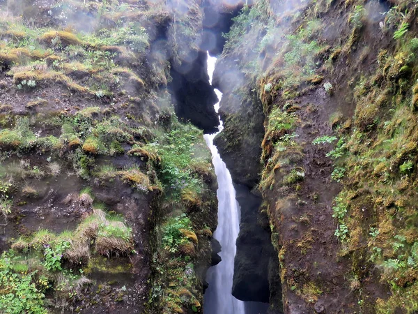 Islândia a cachoeira em Fjadrargljufur Canyon 2017 — Fotografia de Stock