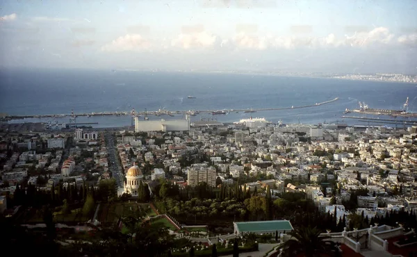 Haifa görünümü Bahai bahçeleri ve bağlantı noktası Mayıs 2002 — Stok fotoğraf