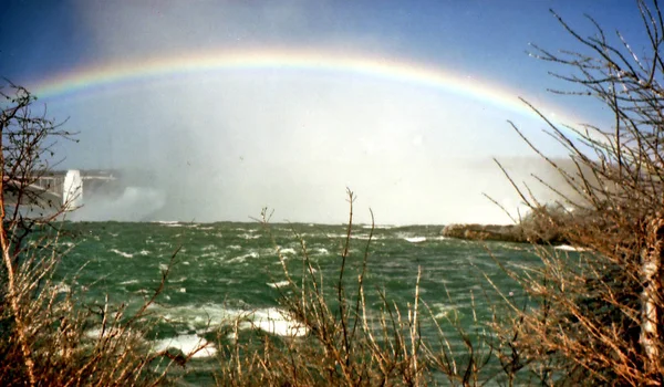 Arco iris del Niágara sobre cataratas canadienses marzo 2002 — Foto de Stock