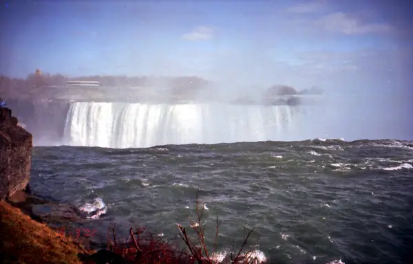 Niagara landskap witsh kanadensiska Falls mars 2002 — Stockfoto