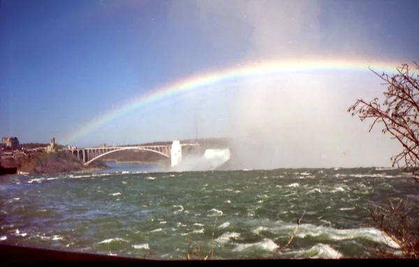 2002年3月, 尼亚加拉彩虹在彩虹桥上 — 图库照片