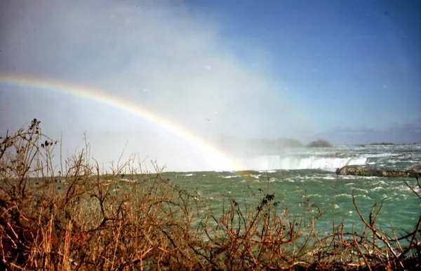 Niagara Rainbow över den kanadensiska Falls mars 2002 — Stockfoto