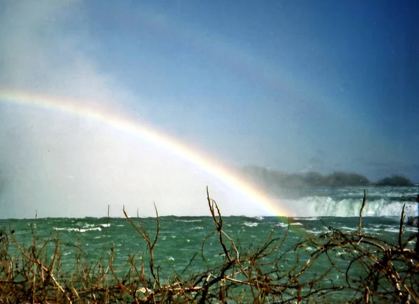 Niagara The Rainbow över kanadensiska Falls mars 2002 — Stockfoto