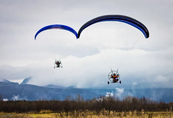 Doubles flight paragliders — Stock Photo, Image