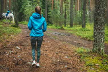 orman yolu üzerinde koşan kız
