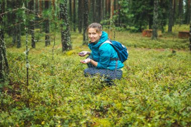 Kız ormanda çilek toplama