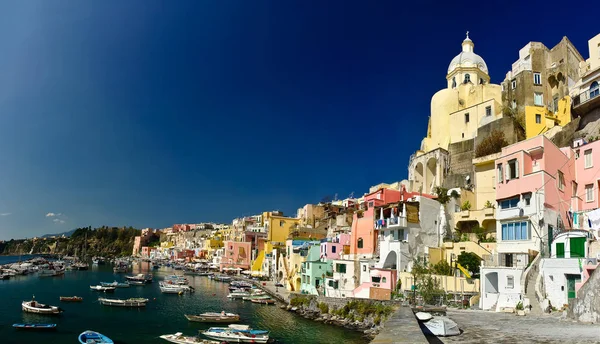 La Corricella antiguo pueblo pesquero italiano isla de Procida — Foto de Stock