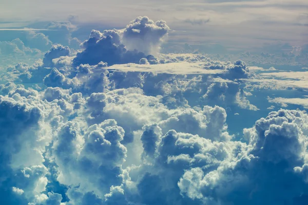 Hermoso cielo con un montón de nubes de tormenta y nubes de varias formas durante el vuelo. Vista aérea a través del cielo sobre las nubes fondo abstracto . —  Fotos de Stock