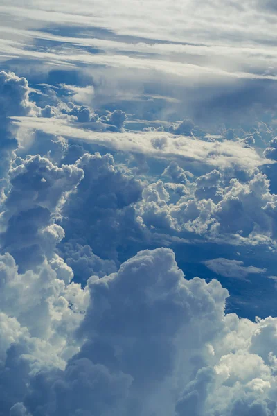 Krásné nebe s hodně bouřkové mraky a mraky různých forem během letu. Letecký pohled na oblacích nad mraky abstraktní pozadí. — Stock fotografie