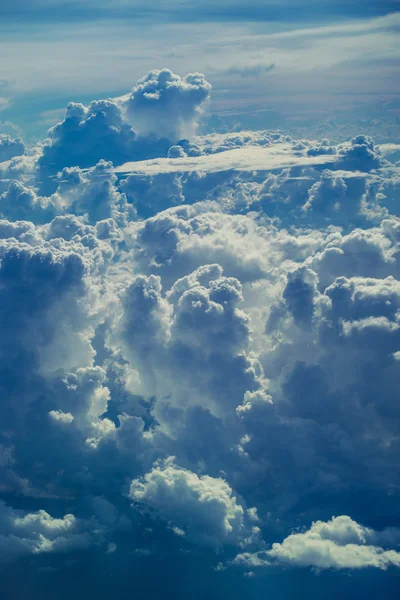Hermoso cielo con un montón de nubes de tormenta y nubes de varias formas durante el vuelo. Vista aérea a través del cielo sobre las nubes fondo abstracto . —  Fotos de Stock