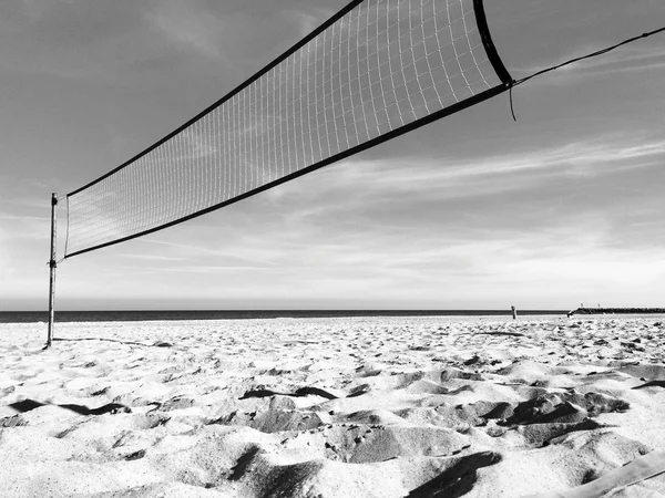 Quadra de bola de beachvolley em uma praia — Fotografia de Stock