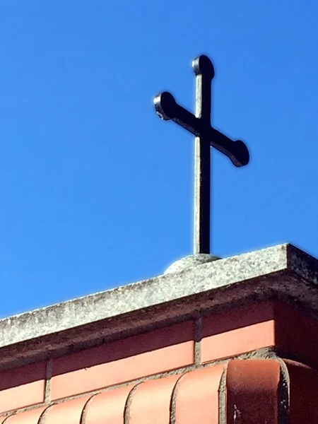 Cruz en un cielo azul —  Fotos de Stock