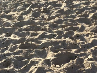 Dalgalar ile bir plaj kum