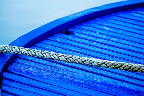锚泊线的一艘拖网渔船 — 图库照片
