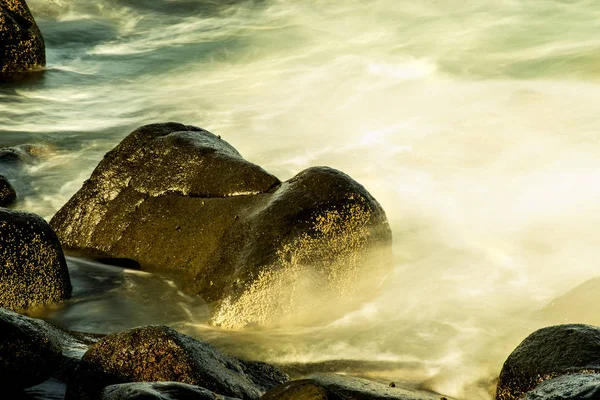 长期暴露在大西洋中的海浪 — 图库照片