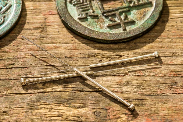 Acupuncture needles with antique chinese coin — Stock Photo, Image