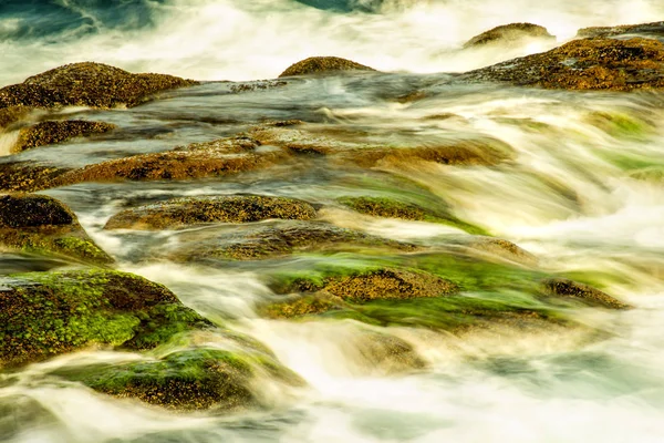 Surf dell'oceano Atlantico in esposizione a lungo termine — Foto Stock