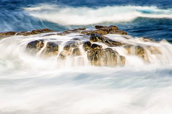 长期暴露在大西洋中的海浪 — 图库照片