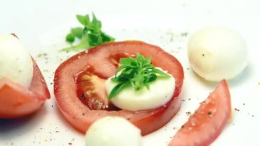   Mozarella ve fesleğen bir dönüş tablo ile İtalyan meze domates