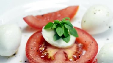   Mozarella ve fesleğen bir dönüş tablo ile İtalyan meze domates