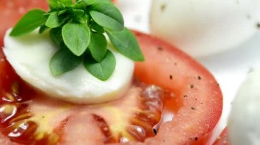   Mozarella ve fesleğen bir dönüş tablo ile İtalyan meze domates