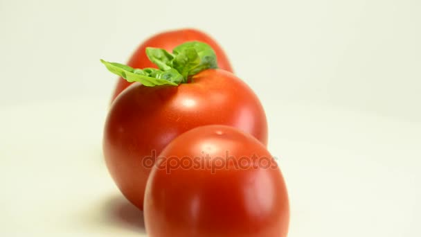 Bir dönüş tablo Ripe domates — Stok video