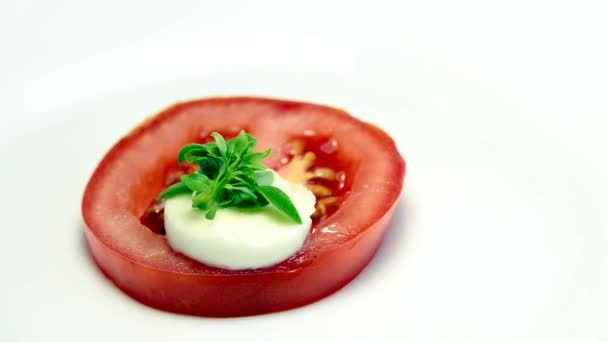 イタリアの前菜トマトとモッツァレッラチーズ、バジルのターン テーブル — ストック動画