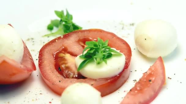 Mozarella ve fesleğen bir dönüş tablo ile İtalyan meze domates — Stok video
