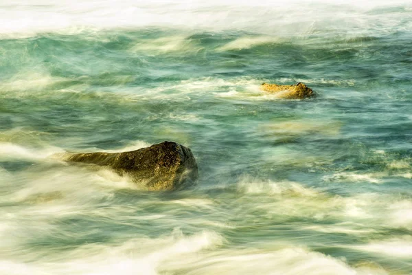 Surfe do oceano atlântico em exposição prolongada — Fotografia de Stock