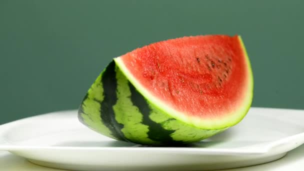 Wassermelone auf Wendetisch — Stockvideo