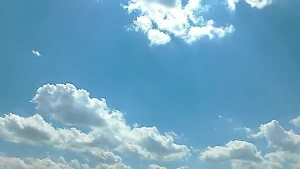 Wolken am blauen Himmel — Stockvideo