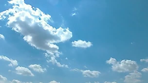 Mavi gökyüzünde bulutlar — Stok video