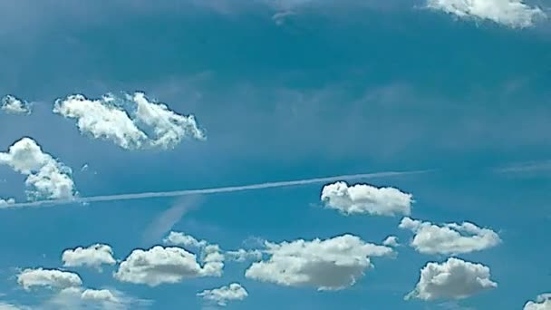 Wolken op een blauwe lucht — Stockvideo