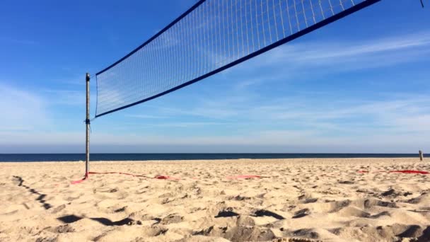 Oostzee, beach-volleybal veld — Stockvideo