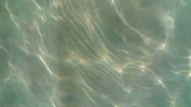 Surface de l'eau avec vagues et reflets solaires 