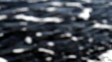 Çakıl ile güneş refleksleri bulanık, sörf