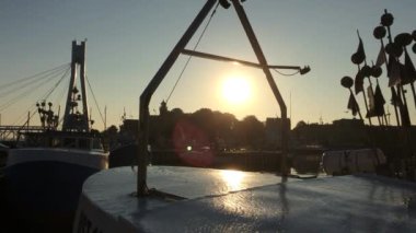 bir limanda tekne arka aydınlatma